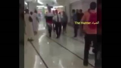 بالفيديو.. لحظة طرد شاب يرتدي «شورت» وحذاء نسائي من مول بالسعودية