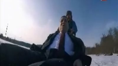 سقوط كوميدي لعبد الناصر زيدان على الثلج في رامز تحت الصفر (فيديو)