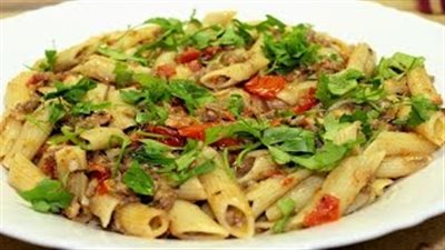 بالفيديو.. طريقة عمل مكرونة باللحم المفروم