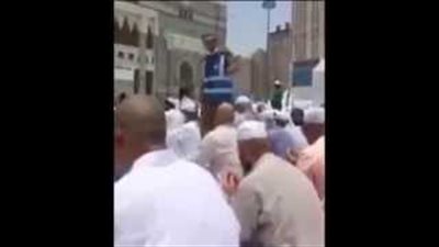 بالفيديو.. جندي يخفف حرارة الصيف على المصلين بالحرم المكي