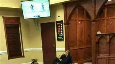 شاهد.. مصلون يشاهدون مباراة داخل المسجد تثير غضب مواقع التواصل