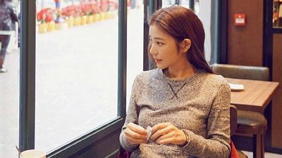 بالصور.. مصممة أزياء تصدم متابعيها بعمرها الحقيقي