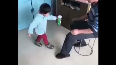 بالفيديو.. طفل ينفذ مقلبا مرعبا بجده