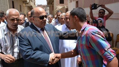 بالصور.. محافظ الدقهلية يقدم واجب العزاء لأسرة شهيد الواجب بسيناء