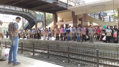 بالصور.. ازدحام محطات اتجاه «المرج - حلوان» بسبب تعطل المترو