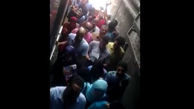 بالفيديو.. ركاب يتركون عربات المترو في نفق محطة رمسيس