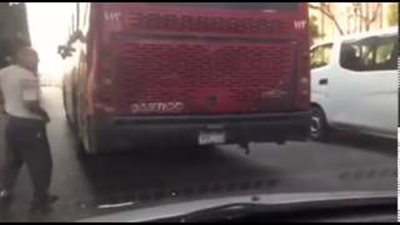 بالفيديو.. انتهاكات سائقي سيارات النقل العام.. طفل يقود أتوبيسا بسرعة جنونية بدلا من والده.. سائق يخلع بنطلونه في الشارع اعتراضا على أصوات الكلاكسات.. وآخر يدخن المخدرات أثناء القيادة