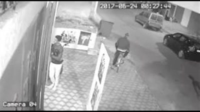 بالفيديو.. لص يسرق دراجة نارية من أمام محل بطريقة ماكرة