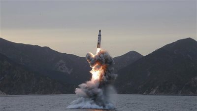 روسيا تعلن تجربة عدة صواريخ عابرة للقارات أطلقتها من غواصة نووية