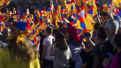 بالفيديو والصور.. جماهير برشلونة تحتفل مع اللاعبين بلقب الليجا