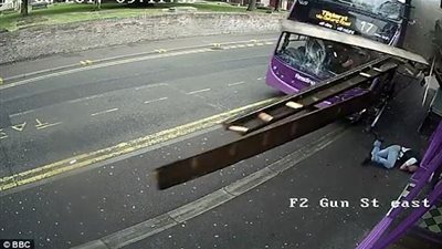 بالفيديو والصور.. رد فعل غريب لرجل صدمته حافلة