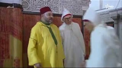 بالفيديو.. ملك المغرب يضع مرافقه في موقف محرج بعد انتهاء صلاة العيد