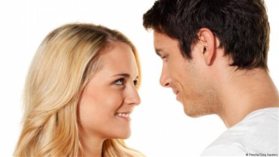دراسة: الرجال أكثر رومانسية ويفضلون الاستقرار
