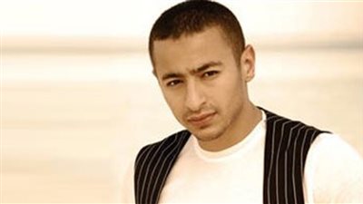 حمادة هلال في «مستشفى الأطفال» تلبية لرغبة طفلة مريضة