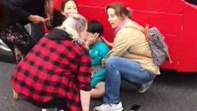 بالفيديو والصور.. إنقاذ طفلين من أسفل حافلة
