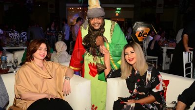 إلهام شاهين ومحمد منير ونجوم «مسرح مصر» في خيمة «فتافيت السكر»