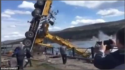 انقلاب رافعة 50 طنا أثناء حملها قاربا (فيديو وصور)