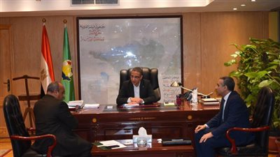 محافظ الفيوم يناقش خطة جهاز تنمية المشروعات بالمحافظة