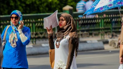 بالصور.. المصريون للصيف: «أكل العيش مر في الحر»