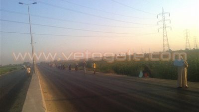 سلسلة بشرية للإرهابية على طريق 