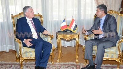 وزير الطيران يبحث مع السفير الفرنسي تعزيز التعاون بين البلدين