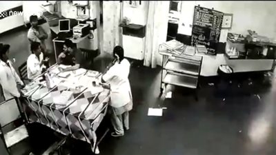 لحظة اعتداء أشخاص على الأطباء داخل مستشفى لوفاة أحد الأقارب (فيديو)