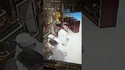 لص يسرق زجاجة عطر من داخل محل يثير دهشة السعوديين (فيديو)