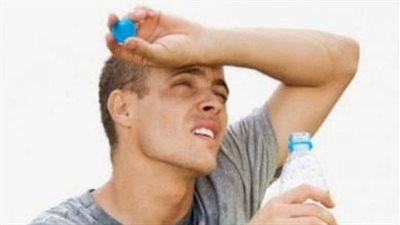 «أخصائي»: شرب المياه والجلوس أمام التكييف يجنبانك ضربة الشمس