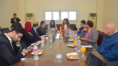 وزيرة الهجرة ومحافظ دمياط تبحثان مع مستثمرين تصدير الأثاث المصري