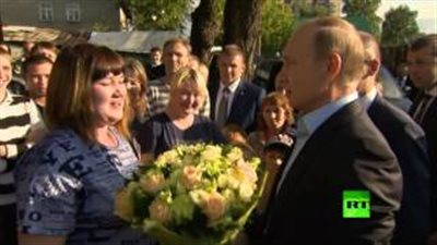 بالفيديو.. بوتين يزور مواطنة اشتكت من أحد المسؤولين