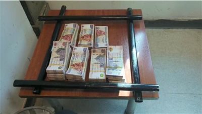 ضبط مسافرين حاولا تهريب نصف مليون جنيه داخل مواسير الحقائب بمطار القاهرة