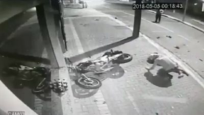 حادث مفجع لسائق دراجة نارية يسير بسرعة جنونية (فيديو)