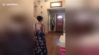 رد فعل شاب فاجأته صديقته المصابة بالشلل بالسير (فيديو)