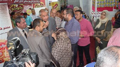 بالصور.. محافظ المنيا يفتتح معرض «أهلا رمضان» للسلع الغذائية