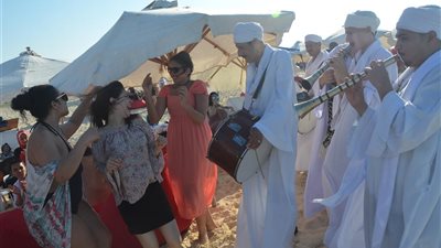 حفلات مزمار بلدي وطبل على شواطئ الساحل الشمالي في عيد الفطر