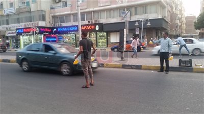 شباب الغردقة يوزعون عصائر وقت أذان المغرب على الصائمين (فيديو وصور)