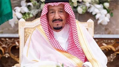 الملك سلمان يستقبل رئيس وزراء قطر لحظة وصوله الرياض (فيديو)