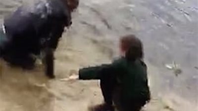 بالفيديو والصور.. طفلة تخنق والدها عن طريق الخطأ