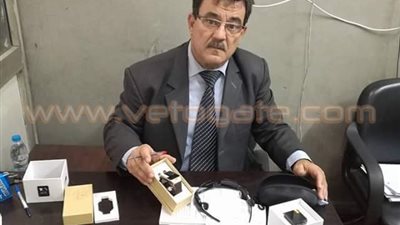بالصور.. إحباط محاولة تهريب 100 ساعة مزودة بأجهزة تجسس في المطار