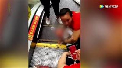 لقطات مروعة ليد طفل صغير محشورة في سلم كهربائي (فيديو)