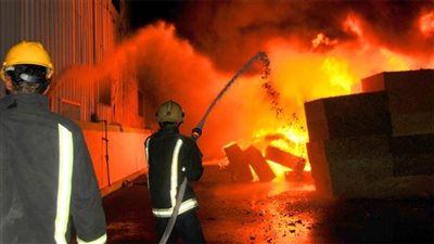 إصابة مدير إطفاء ميت غمر في حريق مصنع طوب