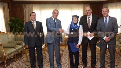 بالصور.. وزير الطيران يكرم مضيفة جوية لتفانهيا في خدمة المعتمرين