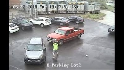 رجل متهور يهاجم سيارة ورجل بمطرقة ثقيلة (فيديو)