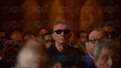 ليلي علوي وميرفت أمين ومحمود حميدة يشاركون في جنازة سمير سيف (صور)