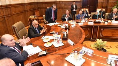 دفاع النواب تهدي رئيس المجلس كتاب وصف مصر