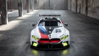 سيارة BMW M8 GTE في سباق لو مان في فرنسا