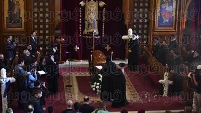 لحظة تشييع جثمان سمير سيف من كنيسة مريم العذراء بمدينة نصر (فيديو)