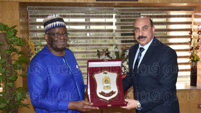 فى إطار استضافة منتدى السلام.. محافظ أسوان يلتقى سفير نيجيريا الأسبق