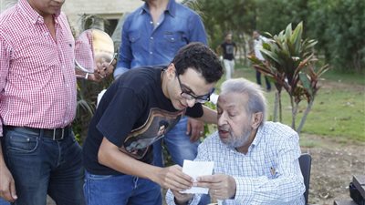 أمير رمسيس ينشر لقطة أخيرة مع نور الشريف