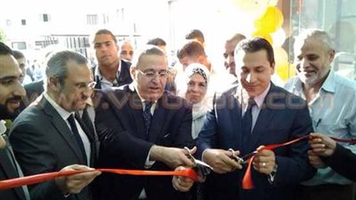وزير الاستثمار يفتتح فرعي شركتي «بنزايون» و«صيدناوي» بالشرقية